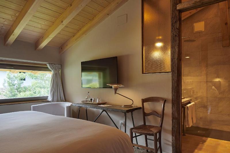 Superior Double Room image 3