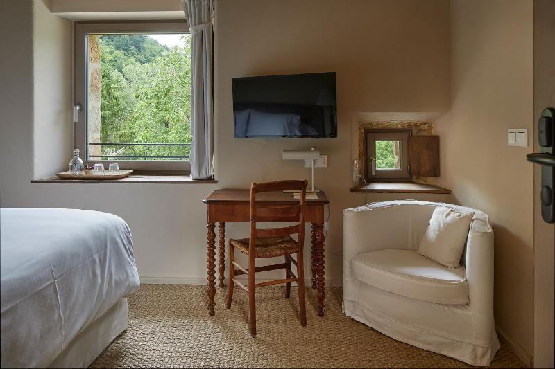 Double Room image 3
