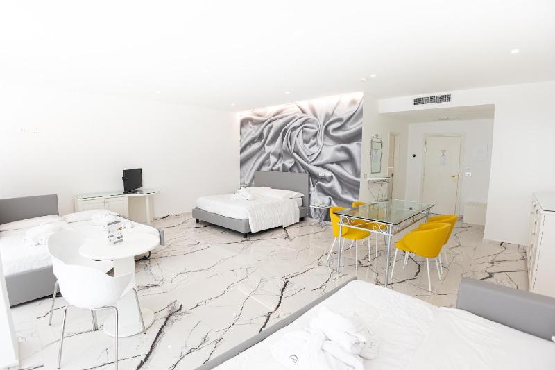 Suite with Sea View image 3