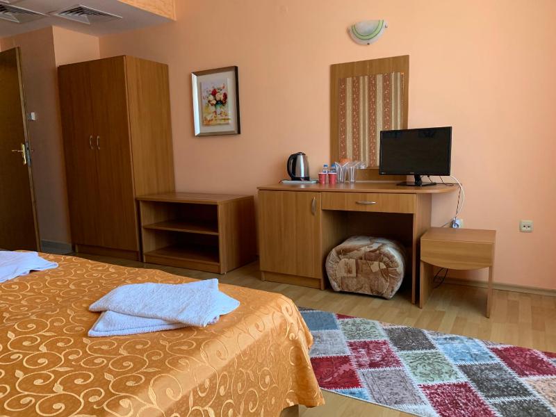 Double Room with Balcony image 3
