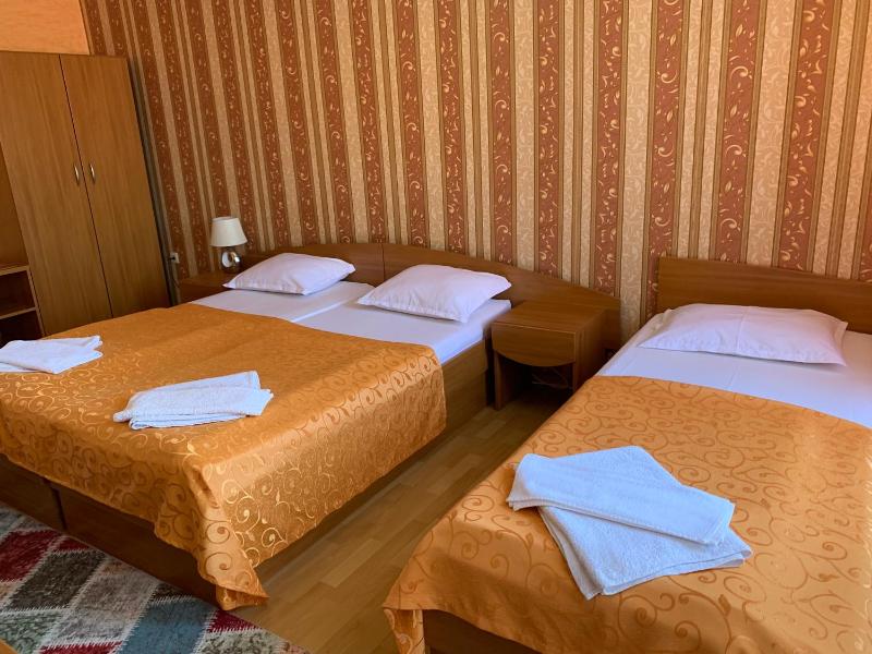 Twin Room with Balcony image 3