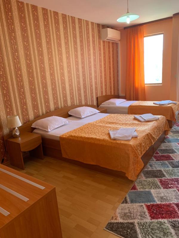 Triple Room with Balcony image 4