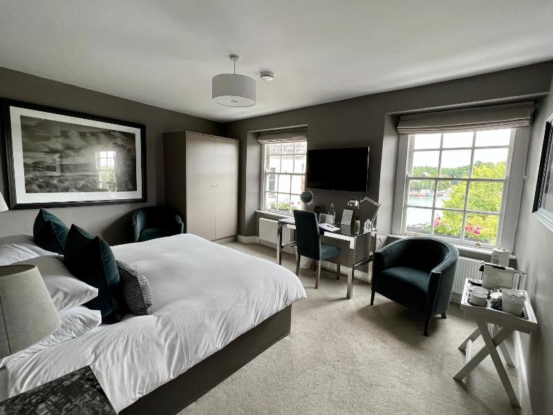Superior Double or Twin Room with Sea View image 1