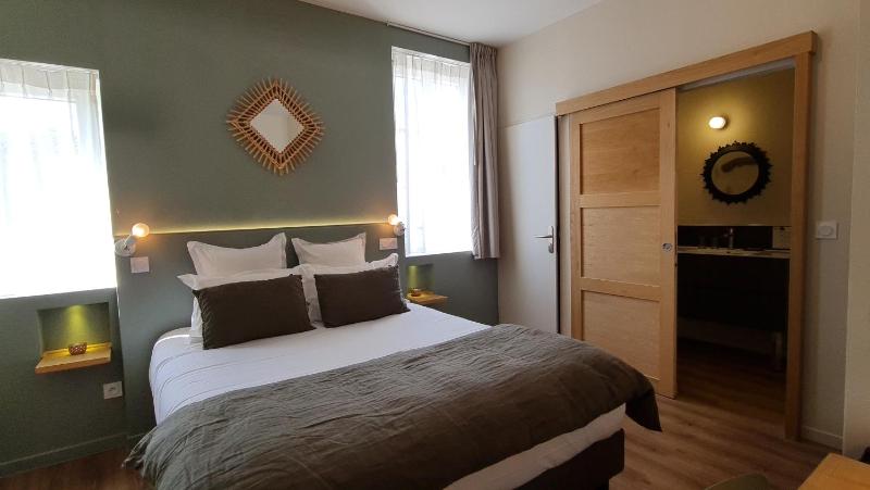 Deluxe Room image 3
