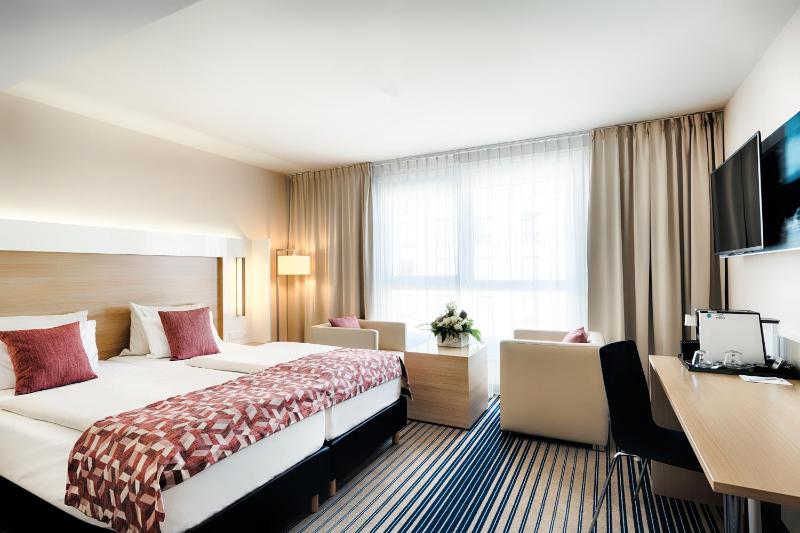 Deluxe Twin Room image 4