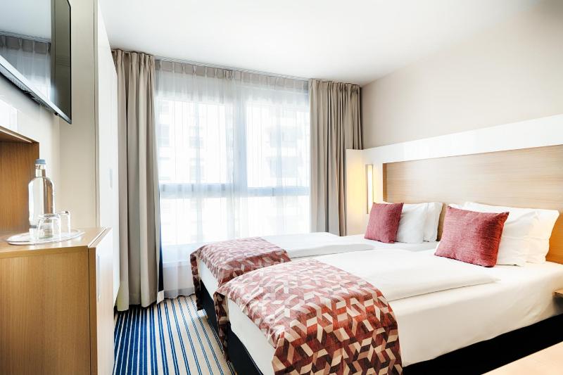 Superior Twin Room image 3