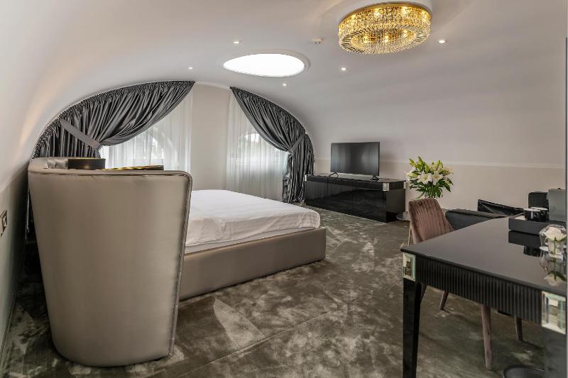 St Palace hotel - image 2