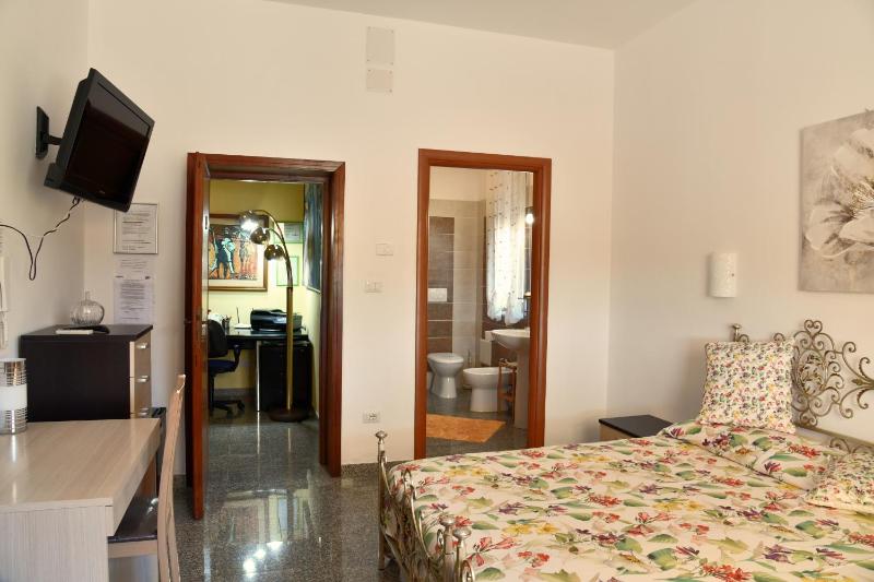 Double Room image 3