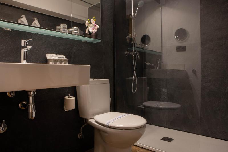 Double Room for Single Use image 3