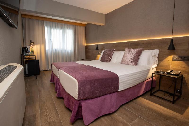 Twin Room image 1