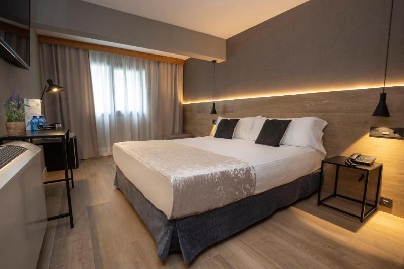Double Room image 3