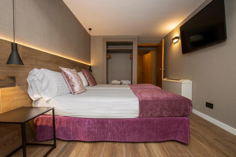 Twin Room image 3