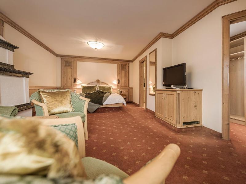Deluxe Double Room with Balcony image 4