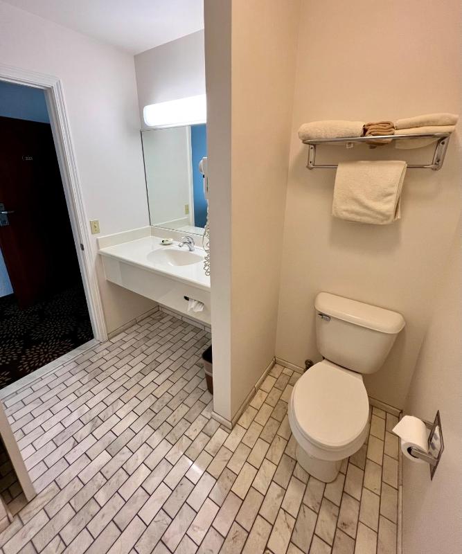 Deluxe King Room image 4