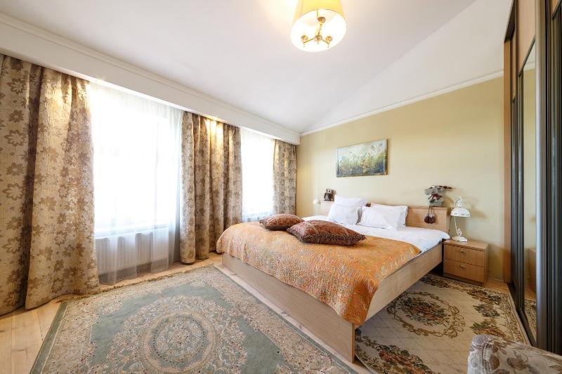 Deluxe One-Bedroom Apartment with Fireplace image 4