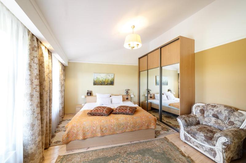 Deluxe One-Bedroom Apartment with Fireplace image 3