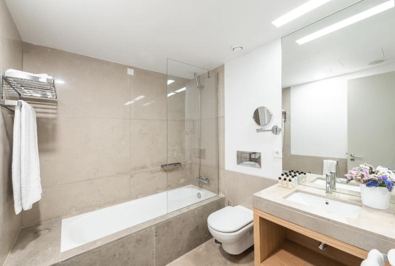Premium Two-Bedroom Suite image 2