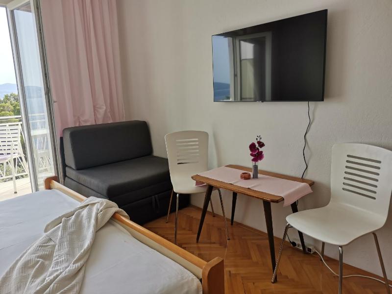 One-Bedroom Apartment with Balcony and Sea View image 2
