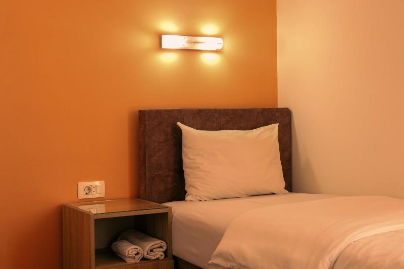 Twin Room with Balcony image 4