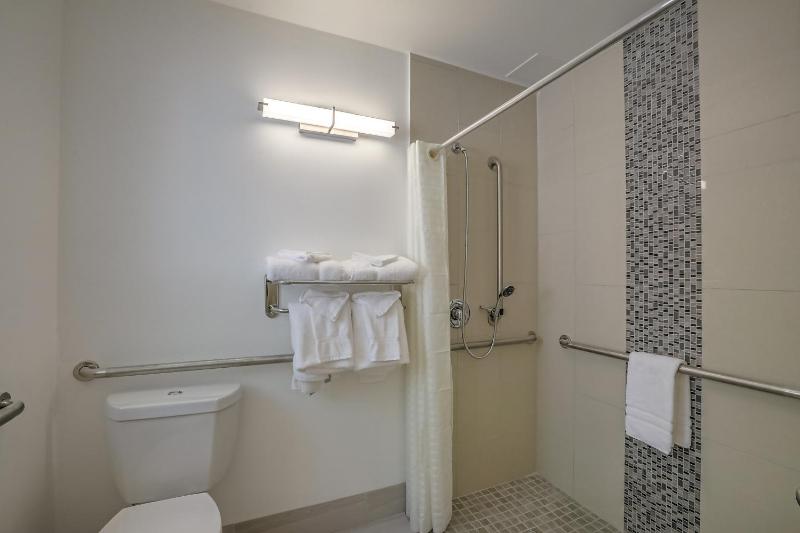 King Room - Accessible/Non-Smoking image 2