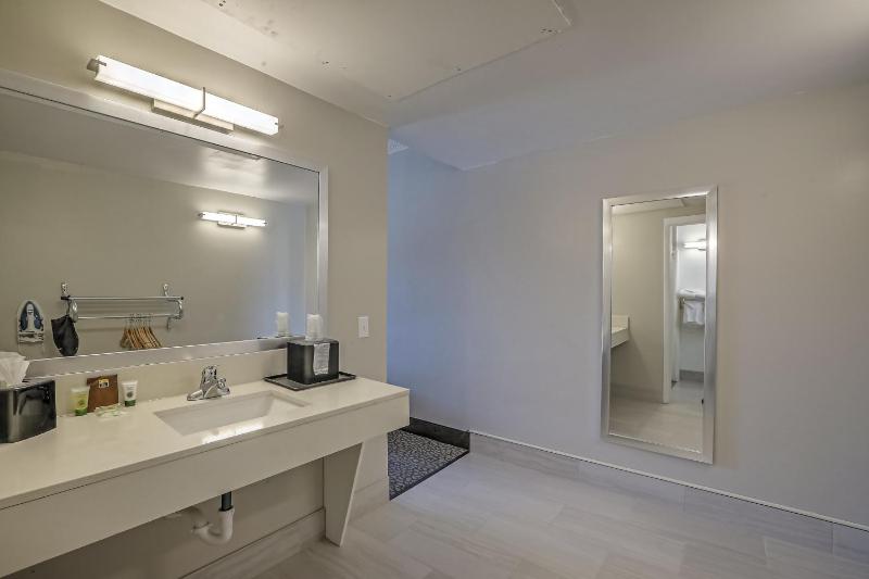 King Room - Non-Smoking image 2