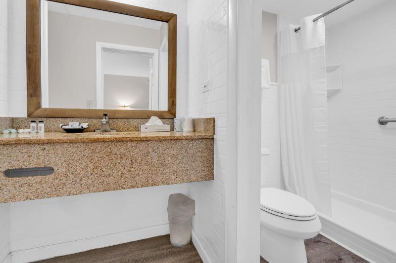Queen Room with Canal View and Kitchen image 4