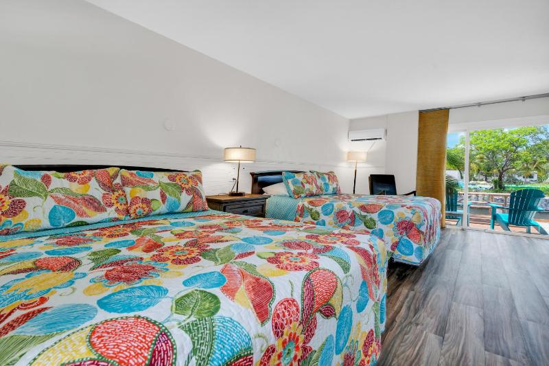 Queen Room with Canal View and Kitchen