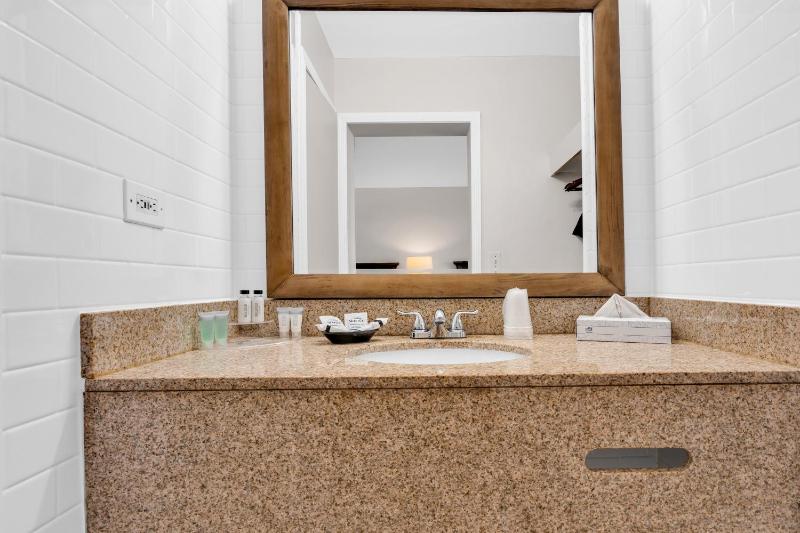 Queen Room with Canal View image 3
