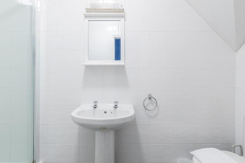 Small Double Room image 4