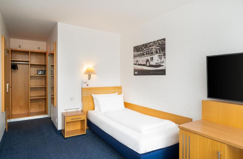 Standard Single Room image 3