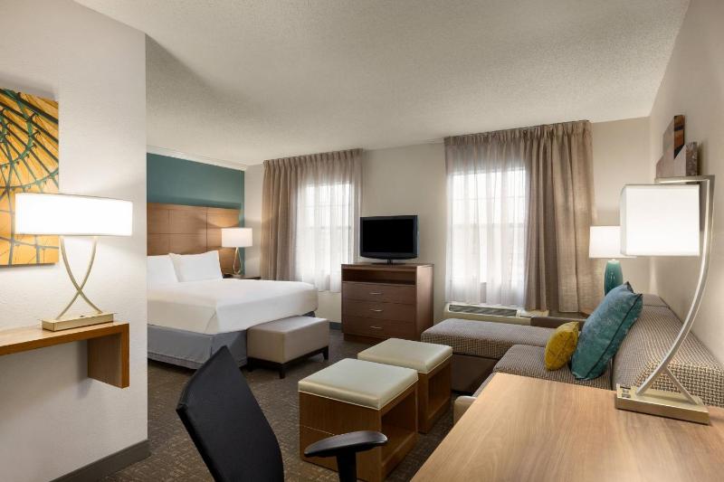 Queen Studio Suite with Sofa Bed image 4