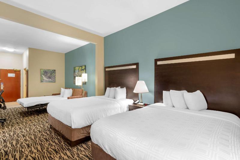 Queen Suite with Sofa Bed - Non-Smoking image 1
