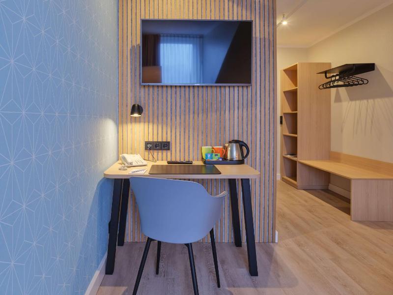 Basic Single Room with Garden View image 4