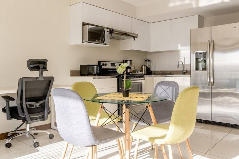 New & Modern APT - 100 MBPS 15 min from airport Images