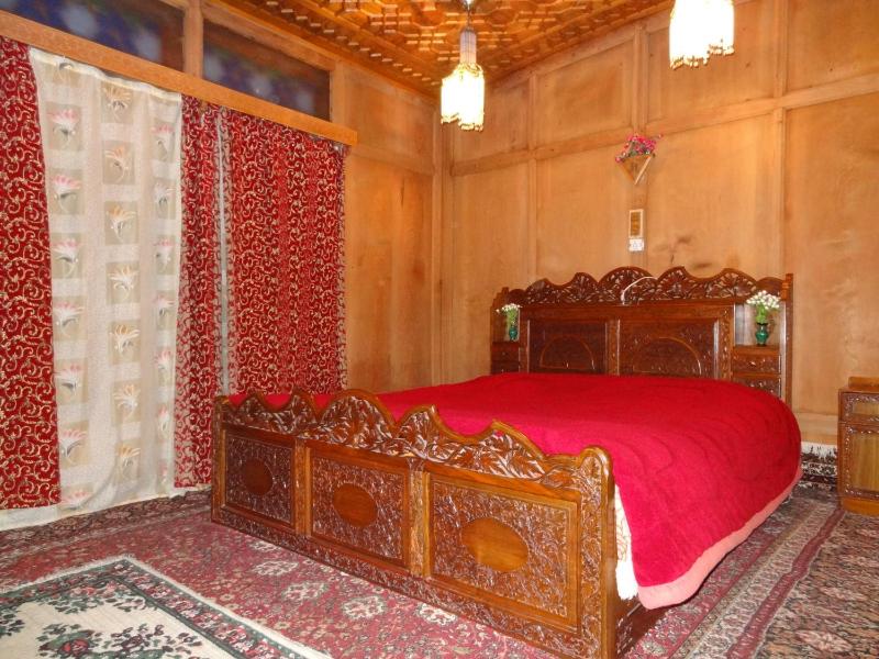 Houseboat Moon of Kashmir - image 5