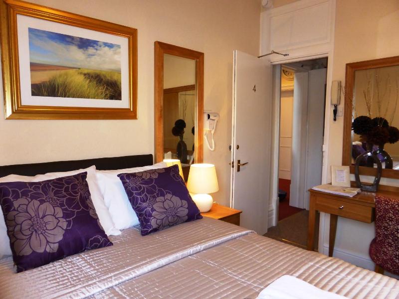 Small Double Room image 4
