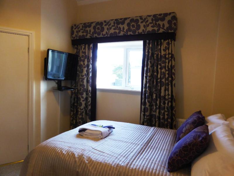 Small Double Room image 3