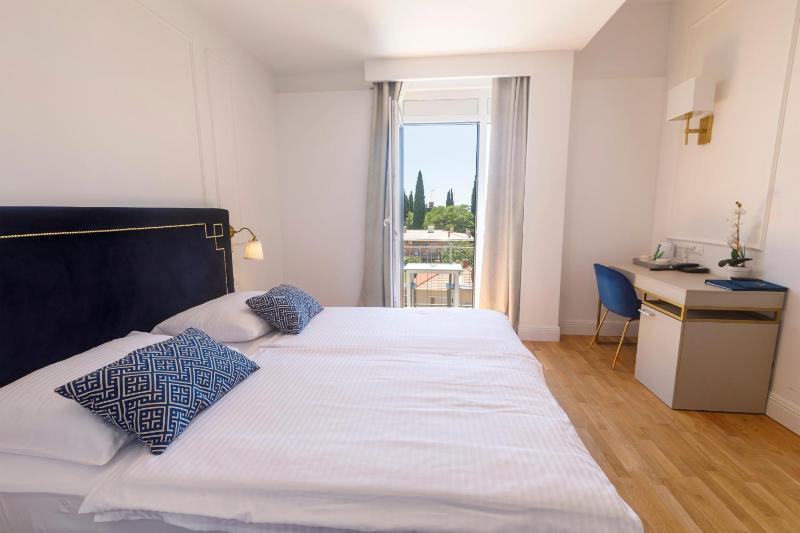 Double Room with Balcony image 2