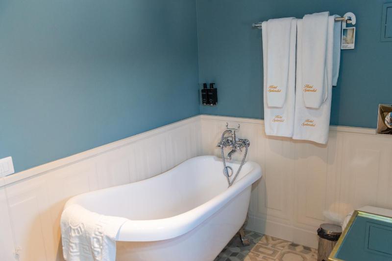 One-Bedroom Suite image 4