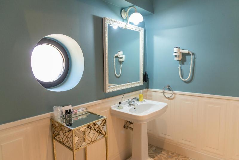 One-Bedroom Suite image 2