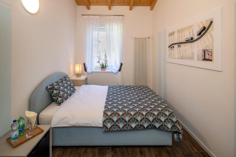 Single Room with Private External Bathroom image 2