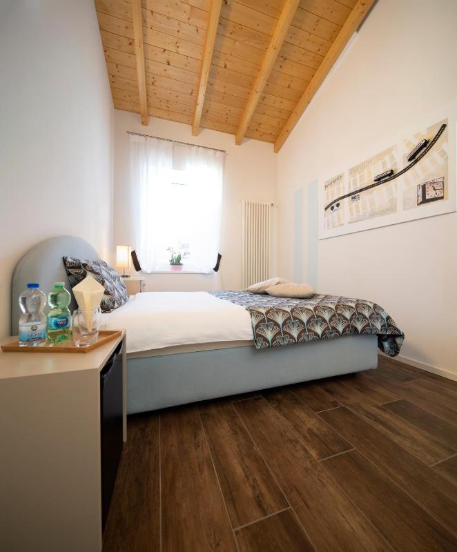 Single Room with Private External Bathroom image 4