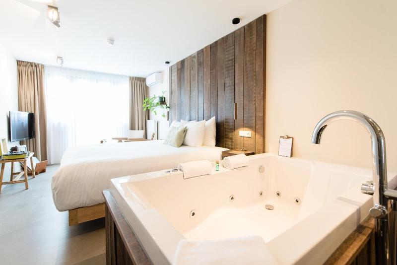 Deluxe Suite with Spa Bath image 4