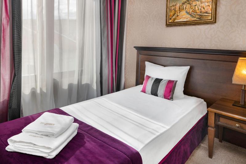 Single Room - Free Pool Access image 1