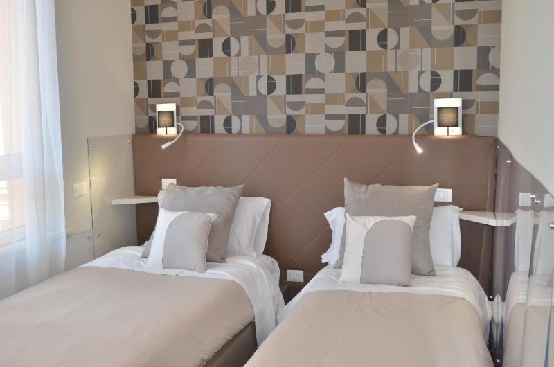 Deluxe Double or Twin Room image 3