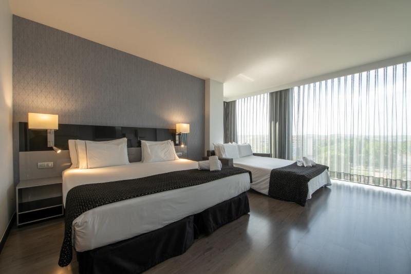 Premium Family Room image 2