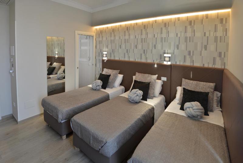 Deluxe Triple Room image 4