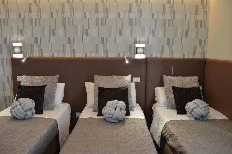 Deluxe Triple Room image 3