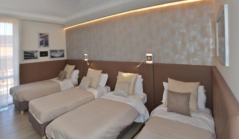 Deluxe Quadruple Room image 3