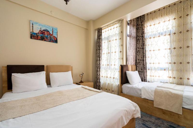 Deluxe Triple Room image 4